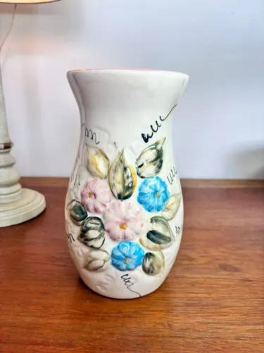 Antigo e lindo vaso, em porcelana, com flores e folhas em alto relevo - 20cm de altura