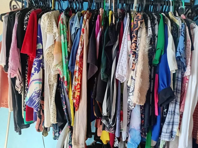 Lote de 100 blusas e camisetas femininas em ótimo e bom estado. Tamanhos diversos!