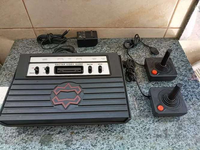 Vendo vídeo game Dactar Milmar, com dois controles, não sei se está funcionando.