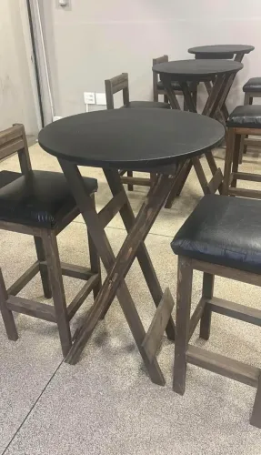 Vende-se conjunto de 3 mesas e 6 banquetas altas