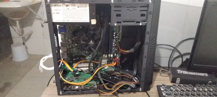 GABINETE com I3 550+placa mãe POS-PIH55BX+fonte 500W+7MEMORIAS E 2HD