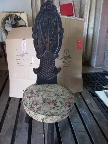 Vendo uma cadeira antiga em madeira de jacarandar 