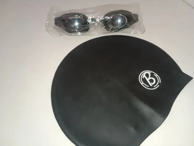 Kit natação novo sem uso (óculos+touca)