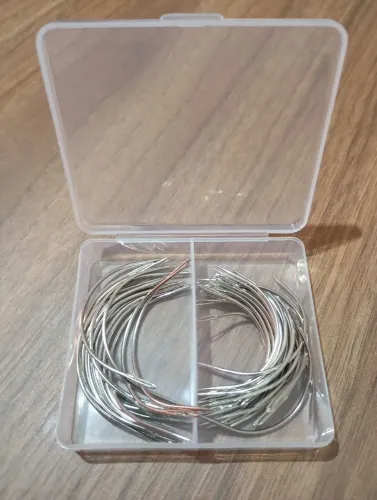 Estojo com 40 agulhas tipo C para artesanato e tecelagem.