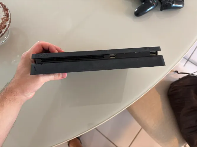 Playstation 4 com 2 controles e 8 jogos