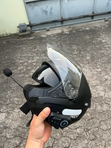 Capacete com óculos interno e intercomunicador