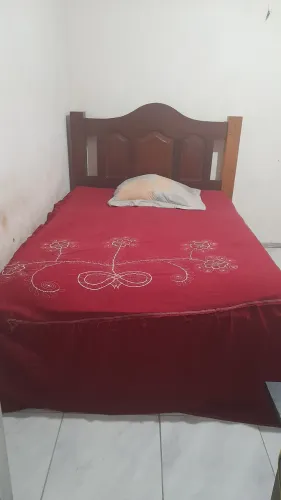 Colchao de mola e cama de madeira