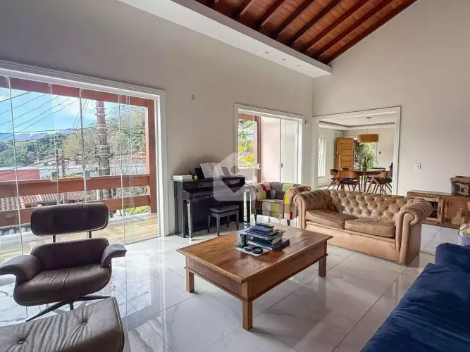 Casa para venda com 5 quartos, 436m² - Bingen - Petrópolis/RJ