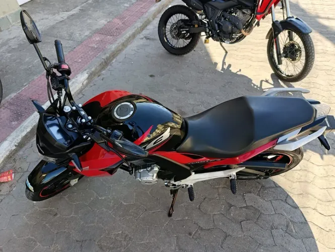 Moto impecável