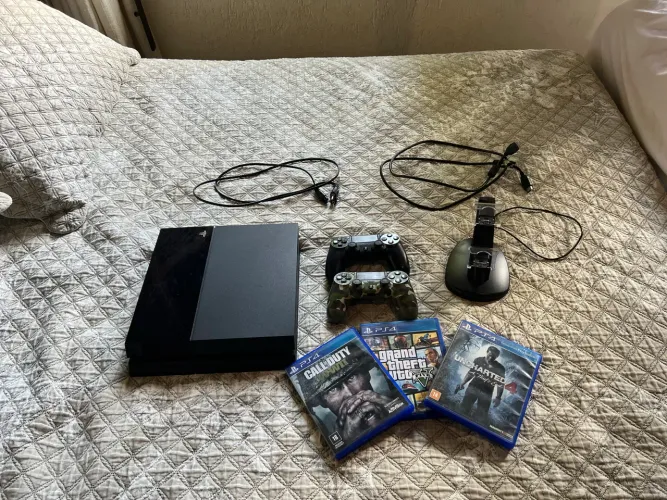 Ps4 com 2 controles e carregador duplo + 3 jogos