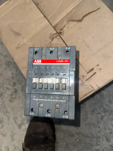 contator trifásico da marca ABB, com modelo UA95-30.   04 - unidades