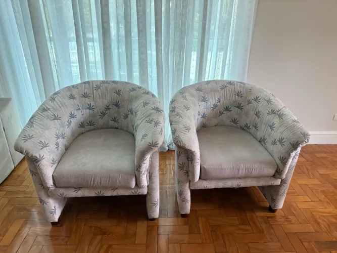 Lote Combo Sala Completa: 2 Poltronas + 2 Puffs Veludo + Tapete Peludo 1,45m