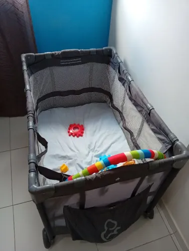 Berço chiqueirinho com colchão.
