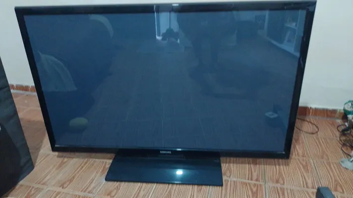 Tv usada com efeito para conserto ou tirar peças 