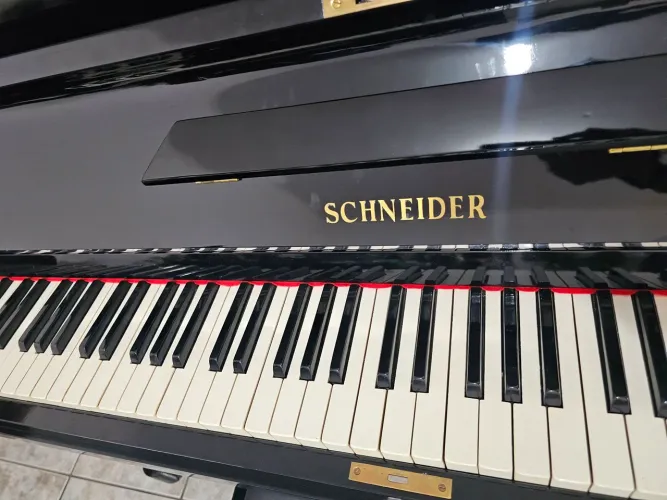 Piano Schneider preto