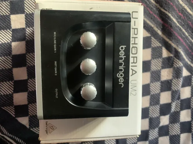 Placa de áudio Interface U-PHORIA 2x2 Behringer 