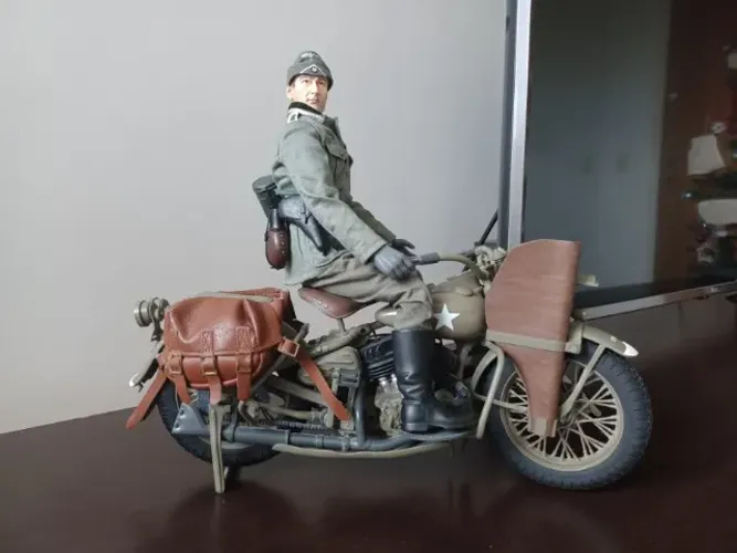 Miniatura de moto e soldado