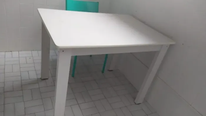 Mesa pequena branca
