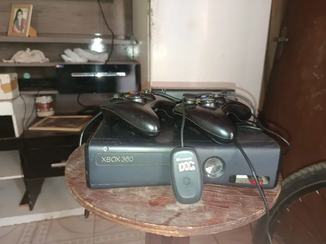 XBOX 360 Slim com 2 controles e Adaptador receptor(conectar controle com outros aparelhos)