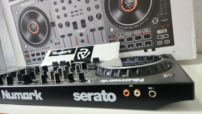 CONTROLADORA DJ NUMARK NS4 FX