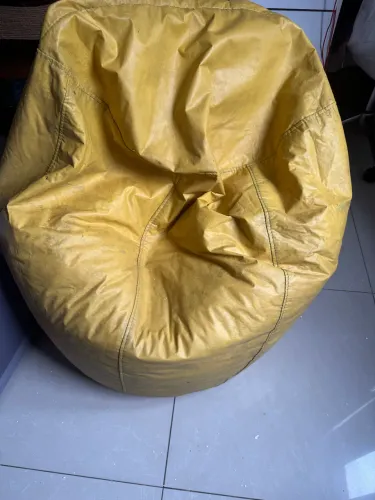 Puff de courino amarelo, confortável.
