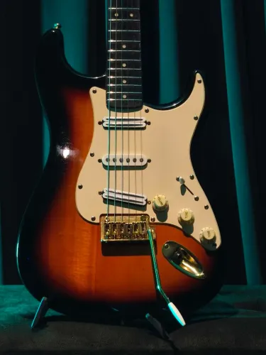 Guitarra Squier ano 2000 + upgrades