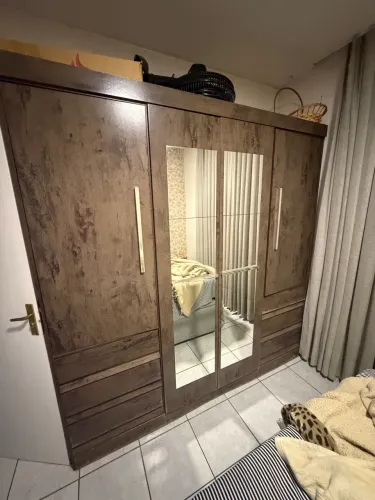 Guarda Roupa com Espelho 2.10 de largura 2.18 de altura 46 de profundidade