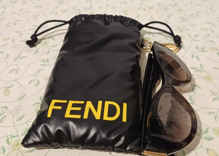 Óculos de sol Fendi seminovo.