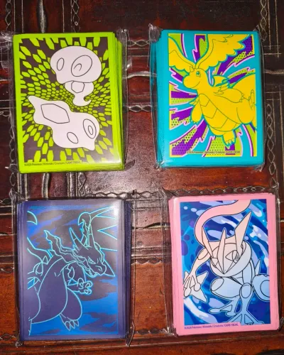 Sleeves, moedas e dados de ETB e UTB pokémon