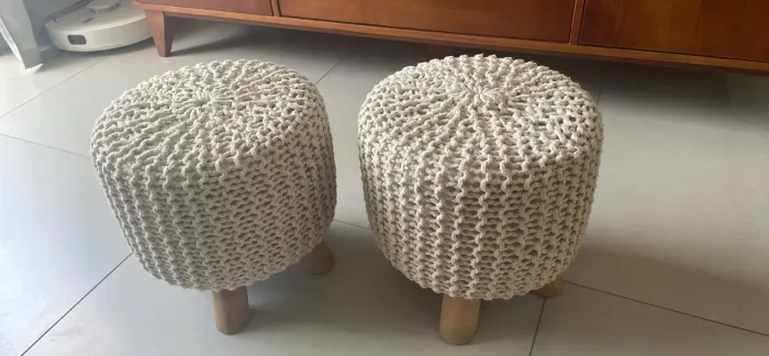 Puff de tricô com pés de madeira - kit com 2 unidades