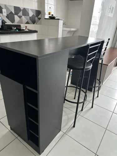 Bancada/Balcão com 2 Banquetas - Ótimo Estado