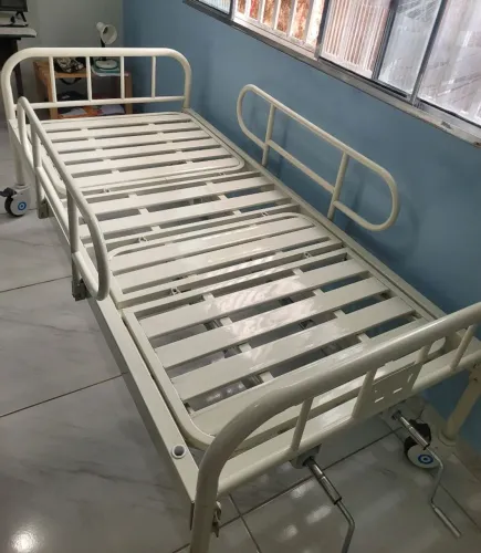 Cama Hospitalar 2 Manivelas Supermedy e Colchão Hospitalar D-28 com capa impermeável.
