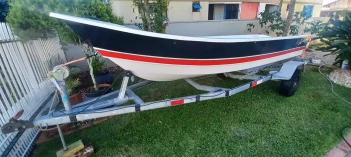 Barco de Fibra Semi Novo, com Carretinha