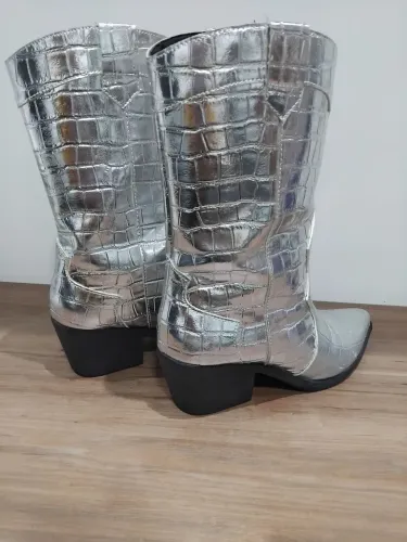 Bota feminina metalizada 