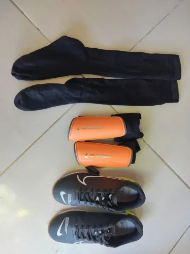 Kit futsal: tênis Nike 42, meias, caneleiras e tornozeleiras
