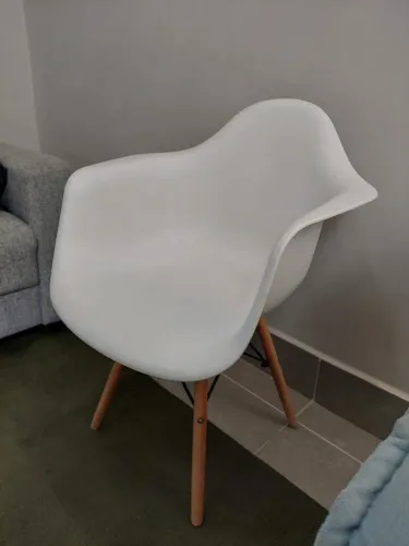 04 Cadeiras Eames Eiffel com apoio de braço