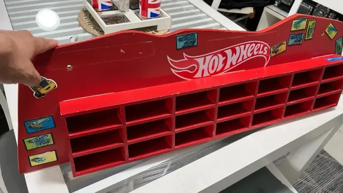 Expositor para miniaturas Hot Wheels com 21 nichos