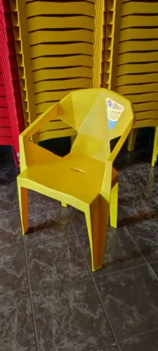 Poltrona plástica Diamond cor amarelo! Capacidade de peso para 182 KG.
