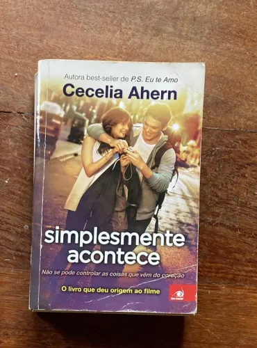 Livro "Simplesmente Acontece e PS. Eu te amo"