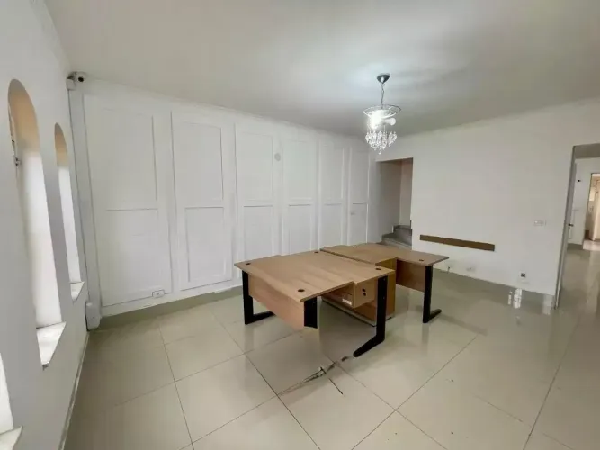 Sobrado para aluguel possui 198 metros quadrados com 5 quartos em Bairro Jardim - Santo An