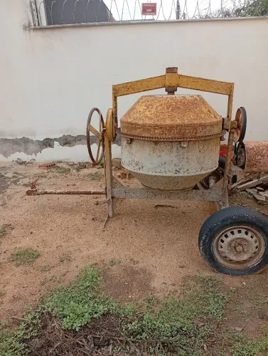 Vende- se.uma betoneira 400 litros usada . funcionado 1500 reais e uma corta porcelanatos.