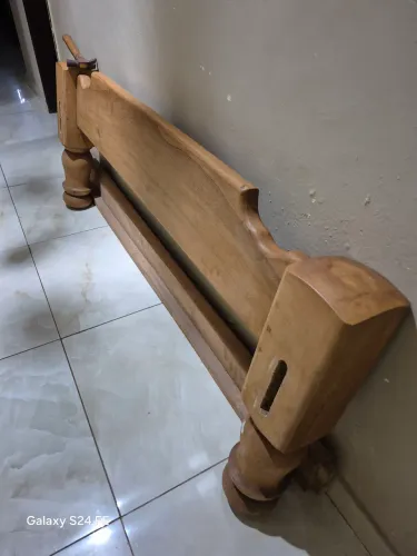 Cama de madeira maciça