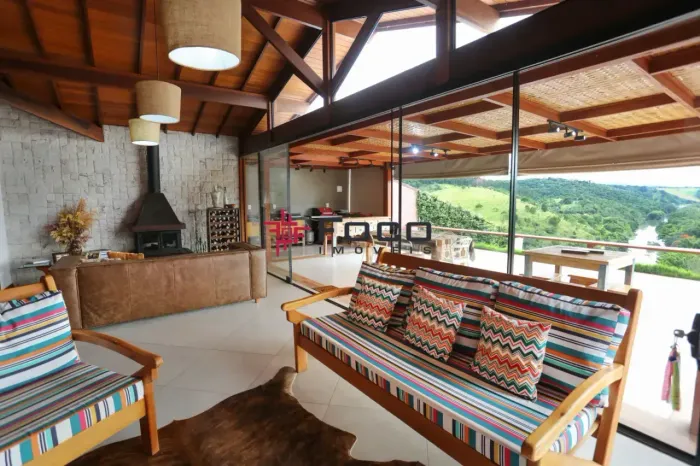 Linda casa em Paraibuna c/ vista pra rio Paraíba do sul e Montanha
