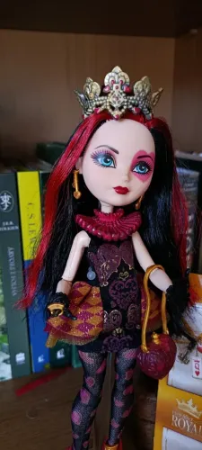 Boneca Ever After High Lizzie Hearts primeira edição