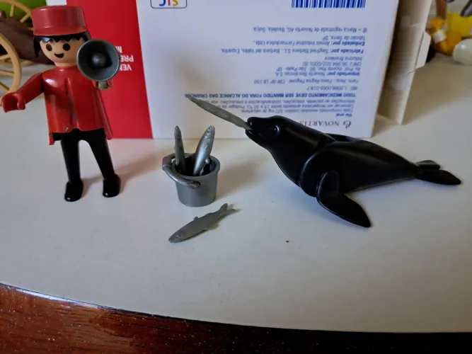 Playmobil alimentando a foca