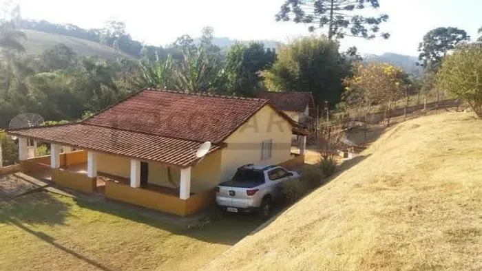 Sítio com 3 dormitórios à venda, 24000 m² por R$ 690.000,00 - Campanha - Pedra Bela/SP
