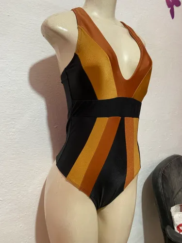 Maiô preto e cobre lindo acinturado
