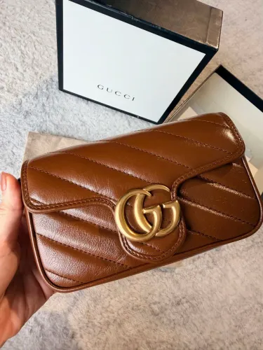 Bolsa Gucci GG Marmont Super Mini em Couro - Marrom