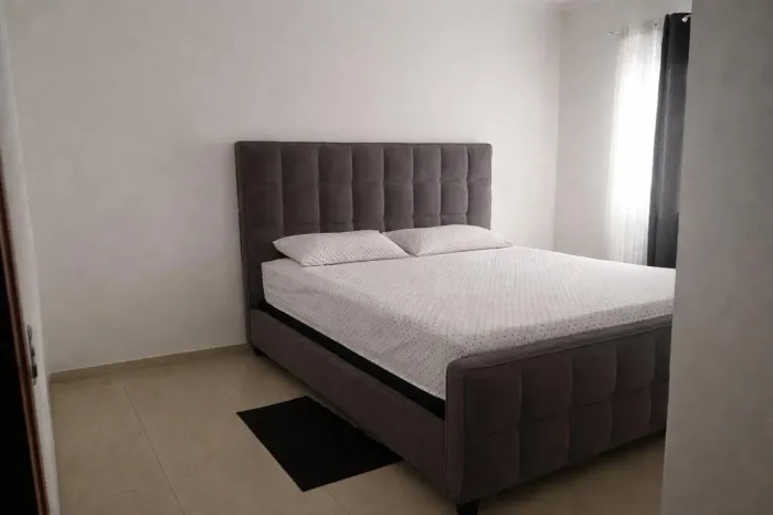 Cama king size( não acompanha colchão nem box?