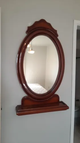 Vendo Espelho na moldura de madeira pura